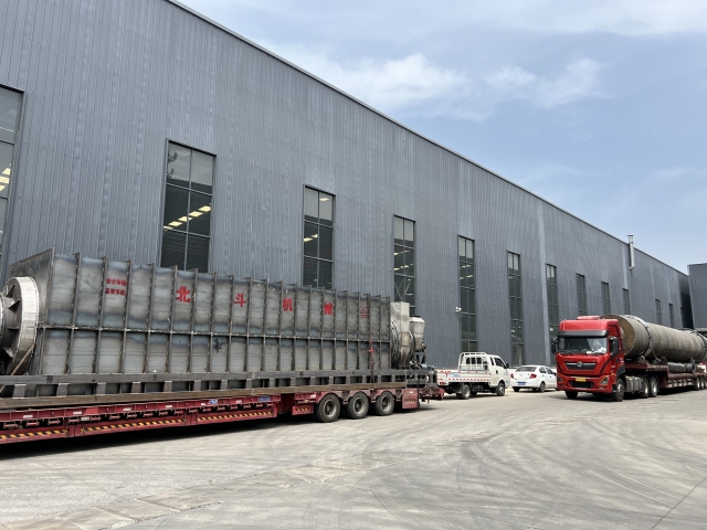 四輛掛車滿載烘干機(jī)、炭化爐設(shè)備及零部件奔赴客戶