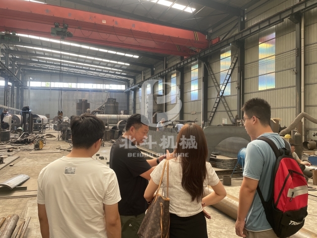北斗機(jī)械實(shí)力引客！客戶(hù)實(shí)地考察炭化爐