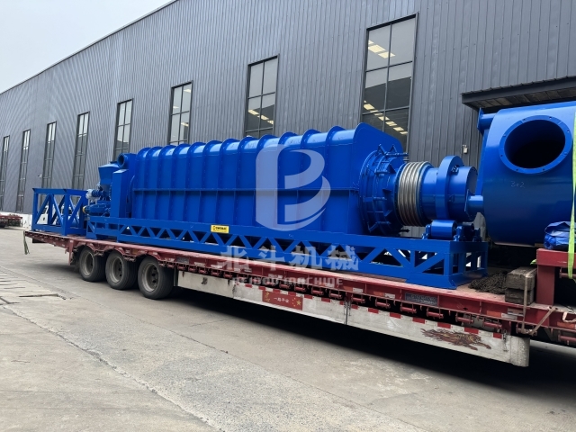 大型炭化生產(chǎn)線(xiàn)全套設(shè)備裝車(chē),保障設(shè)備順利發(fā)運(yùn)