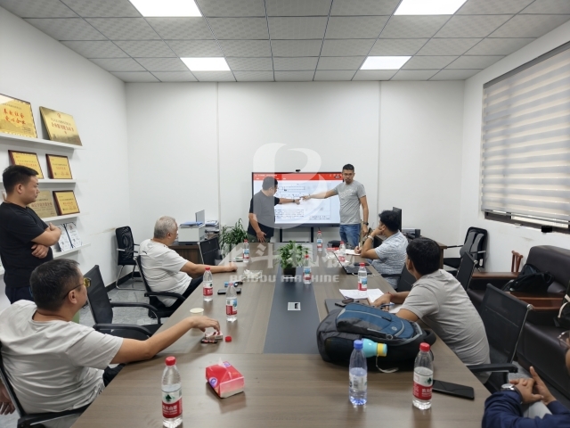 印度客戶來驗(yàn)收炭化爐,確保合作交付